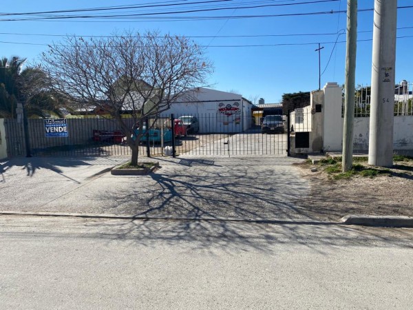 Casa 2 Dormitorios con Galpon de 100 m² al frente y quincho - Corrientes 740