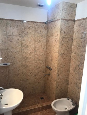 Complejo con 6 departamentos de 1 Dorm con cochera - Calle Neuquen 