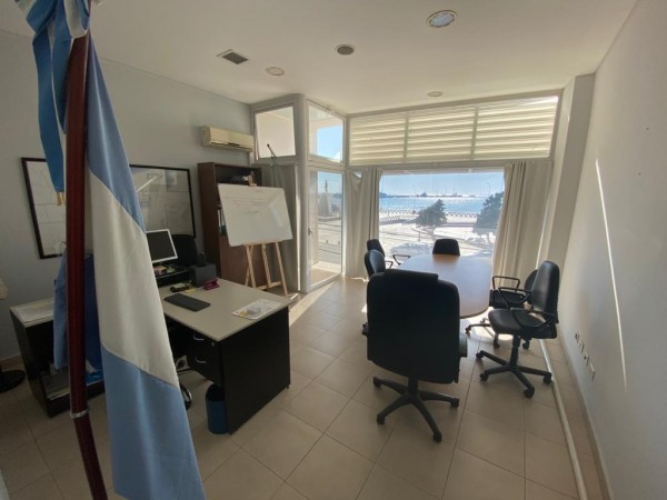 Local frente al mar 250m² - EXCELENTE ubicacion  