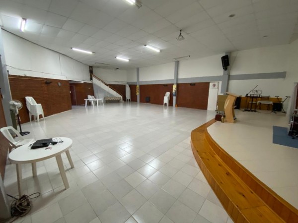 Salón 200 m² con casa de 3 dorm en excelente equina