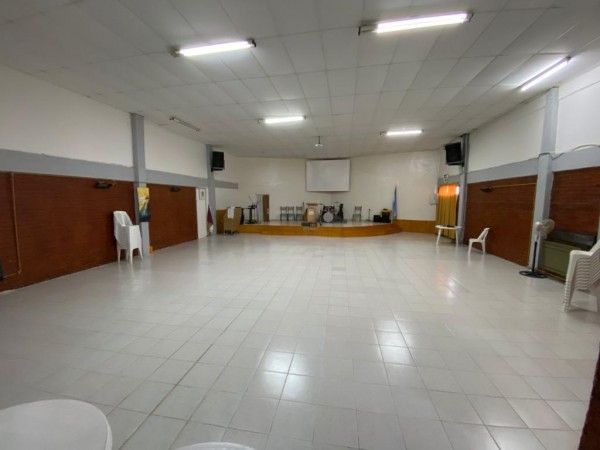 Salón 200 m² con casa de 3 dorm en excelente equina