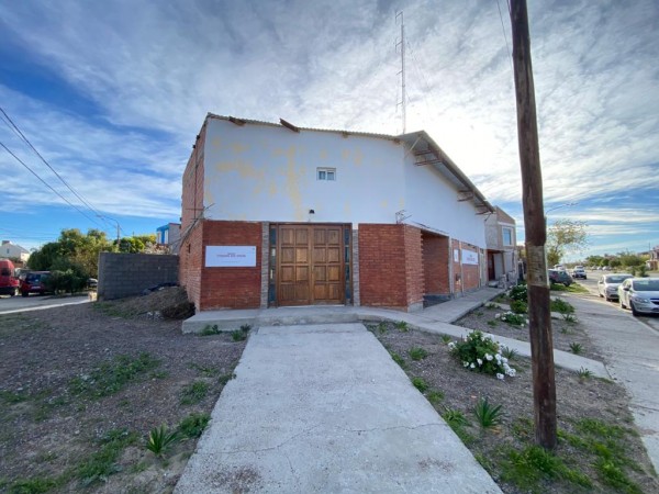 Salón 200 m² con casa de 3 dorm en excelente equina