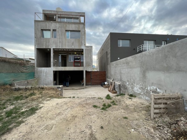 CASA 4 DORMITORIOS CON AMPLIO PATIO 