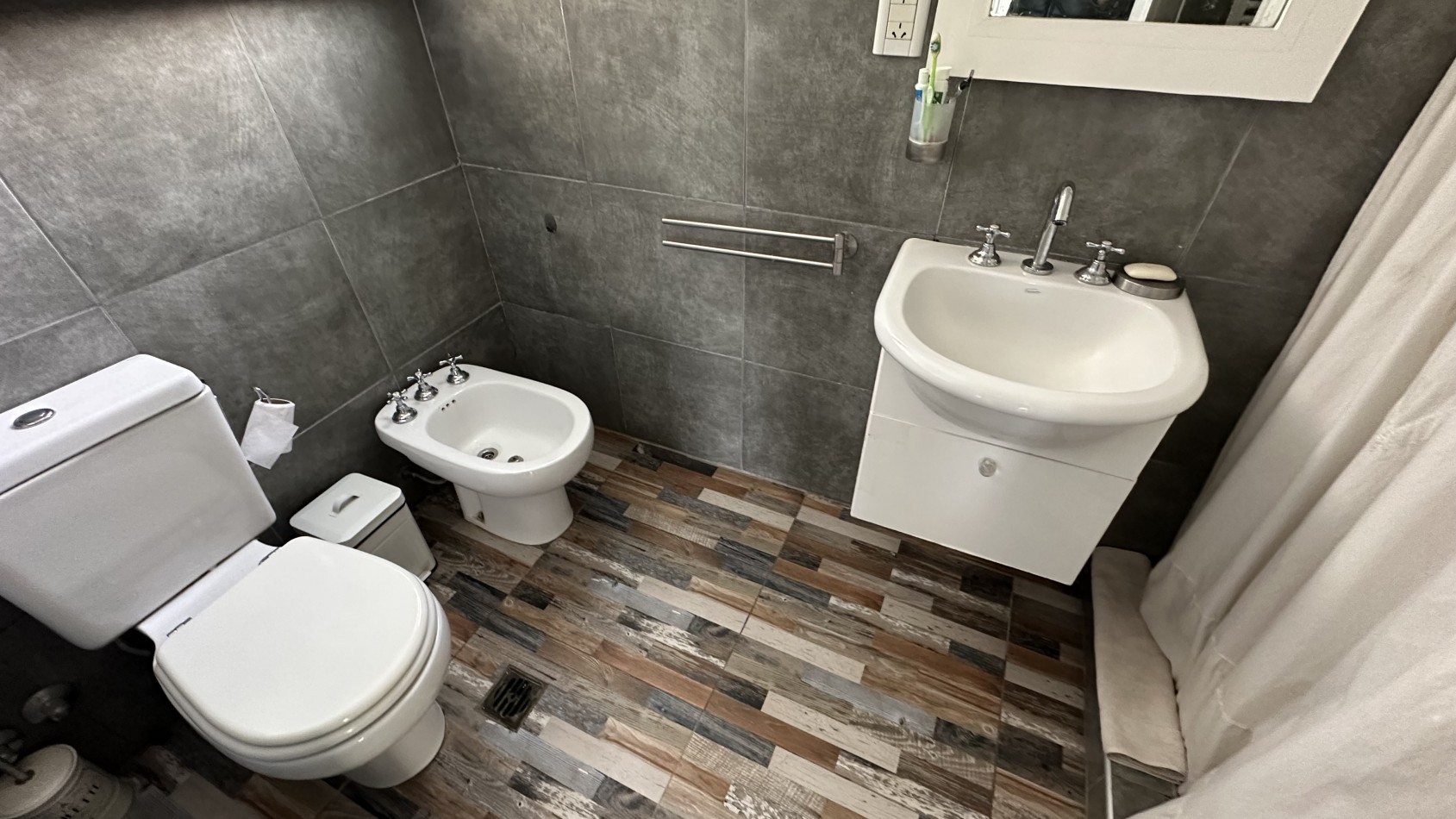 CASA 2 DORMITORIOS CON DEPTO 2 DORMITORIOS EN EL FONDO