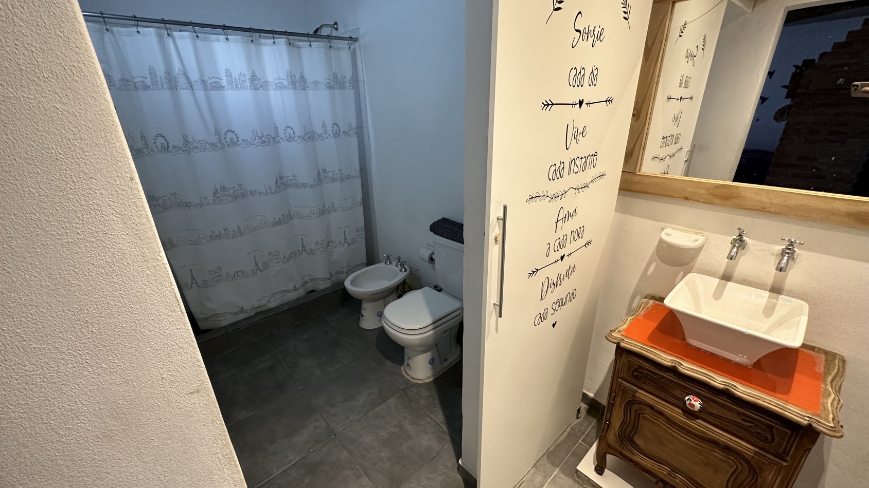 CASA 2 DORMITORIOS CON DEPTO 2 DORMITORIOS EN EL FONDO