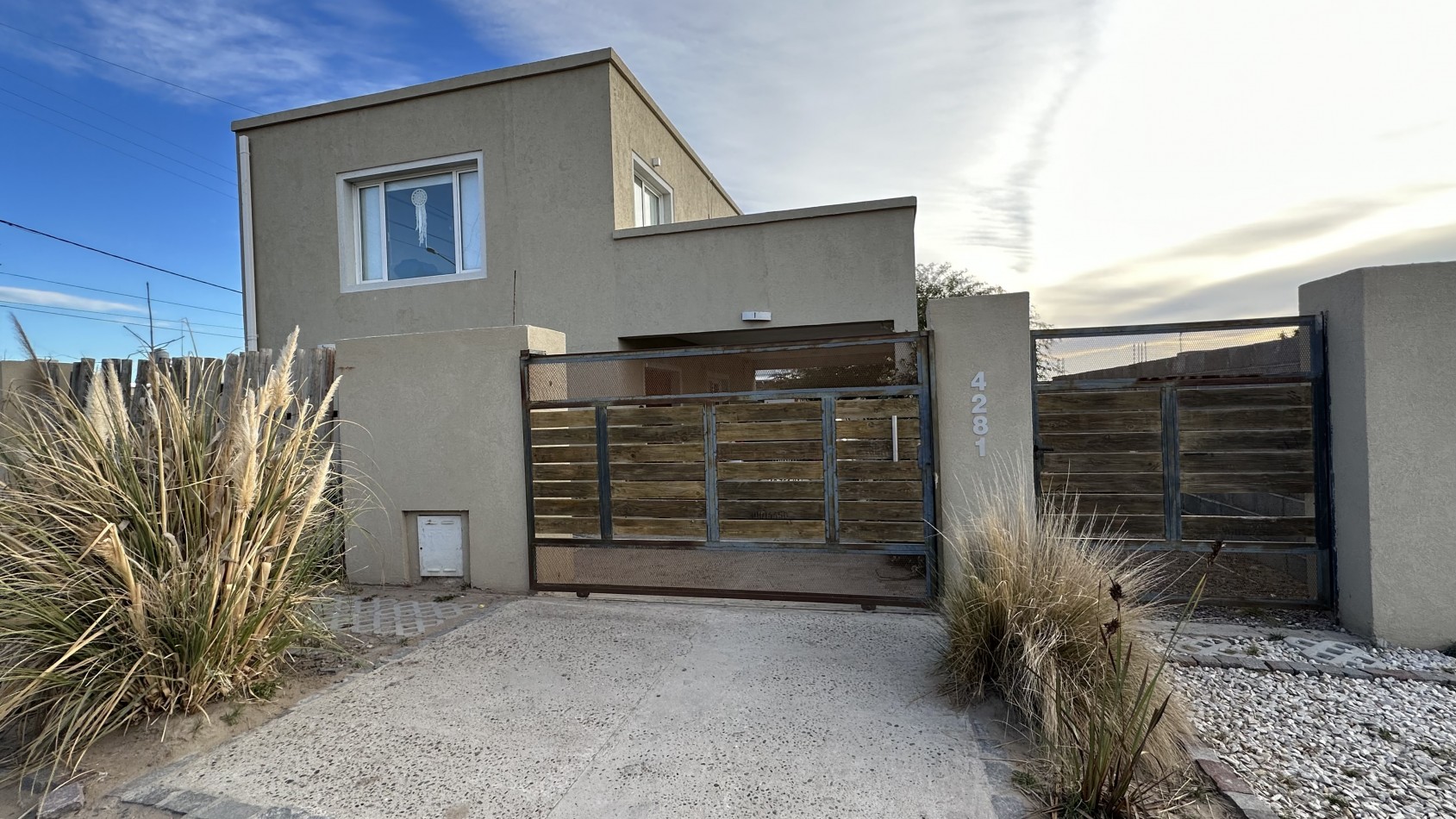 CASA 2 DORMITORIOS CON DEPTO 2 DORMITORIOS EN EL FONDO