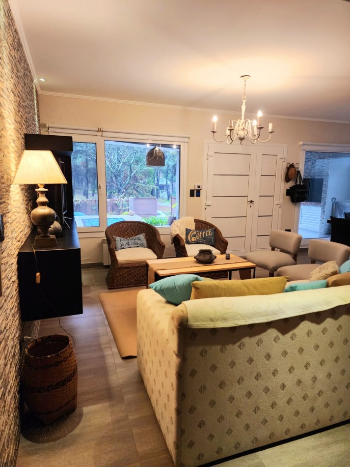 MONTE HERMOSO - EXCELENTE CASA EN VENTA DE 3 DORMITORIOS Y 2 BAÑOS CON PISCINA Y PATIO