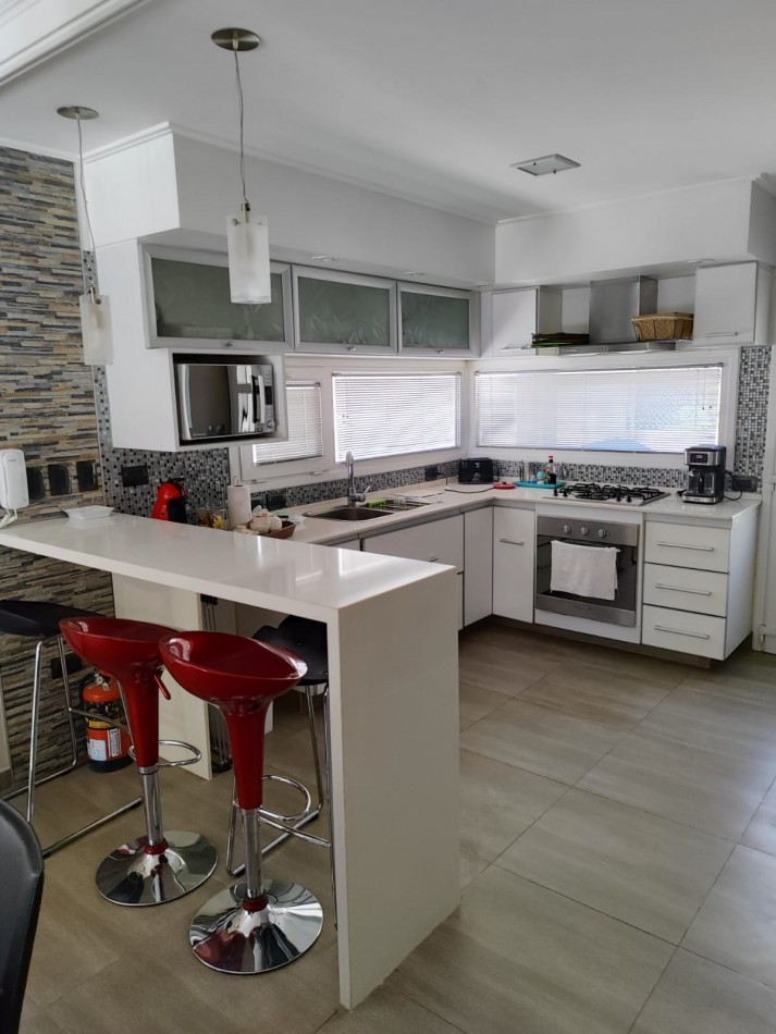 MONTE HERMOSO - EXCELENTE CASA EN VENTA DE 3 DORMITORIOS Y 2 BAÑOS CON PISCINA Y PATIO