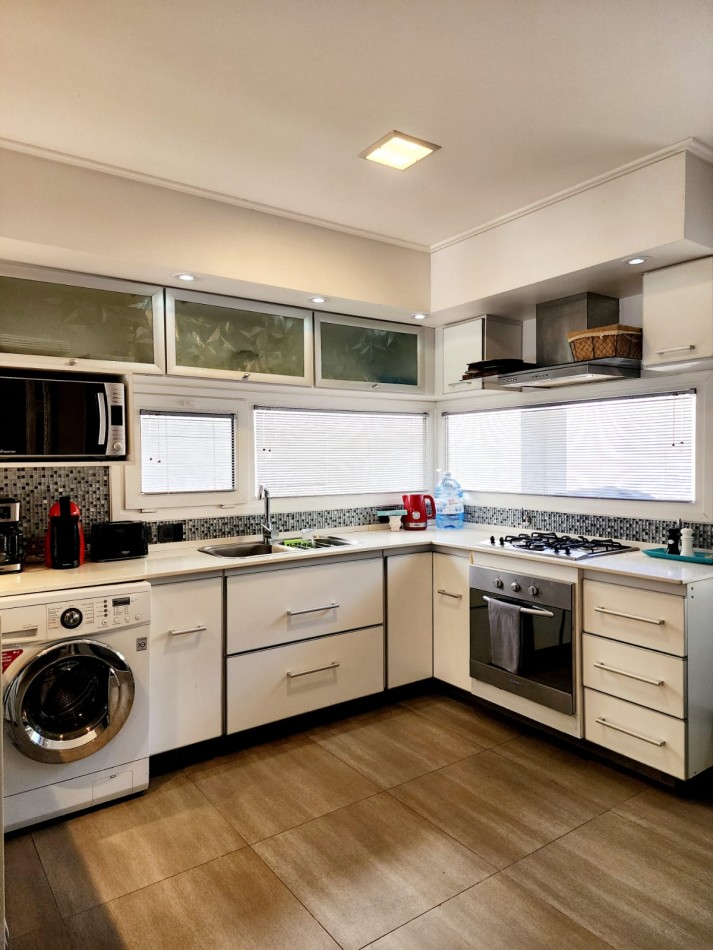 MONTE HERMOSO - EXCELENTE CASA EN VENTA DE 3 DORMITORIOS Y 2 BAÑOS CON PISCINA Y PATIO