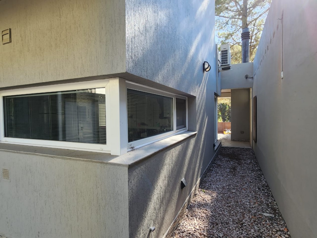 MONTE HERMOSO - EXCELENTE CASA EN VENTA DE 3 DORMITORIOS Y 2 BAÑOS CON PISCINA Y PATIO