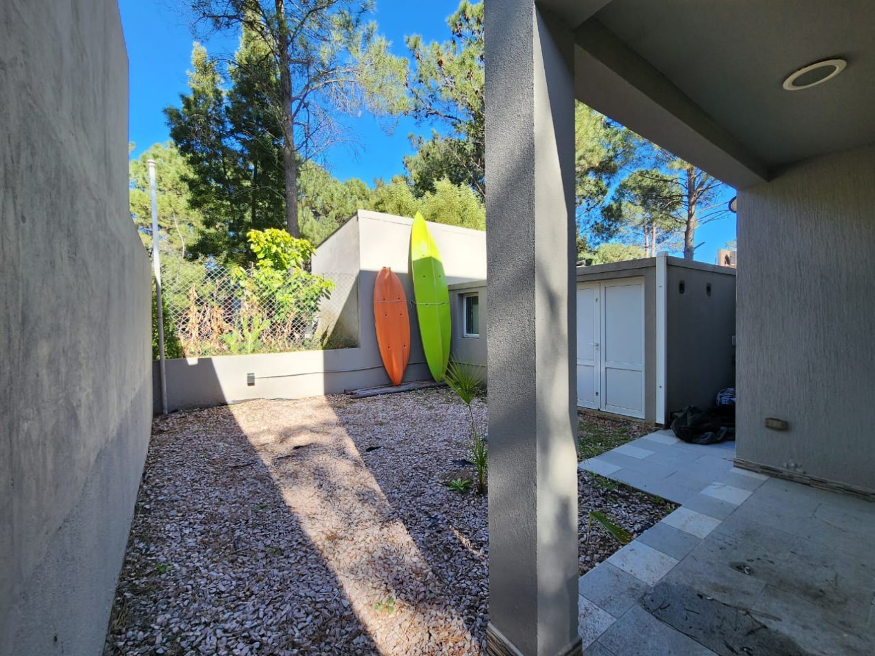 MONTE HERMOSO - EXCELENTE CASA EN VENTA DE 3 DORMITORIOS Y 2 BAÑOS CON PISCINA Y PATIO