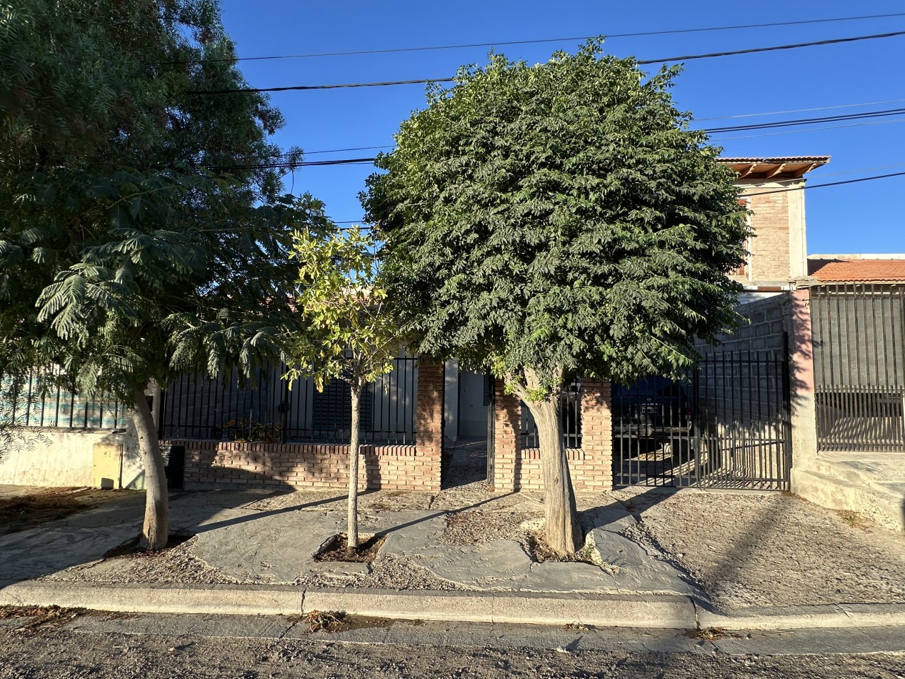 CASA 2 DORMITORIOS CON PATIO Y ENTRADA VEHICULAR BARRIO LA COLINA
