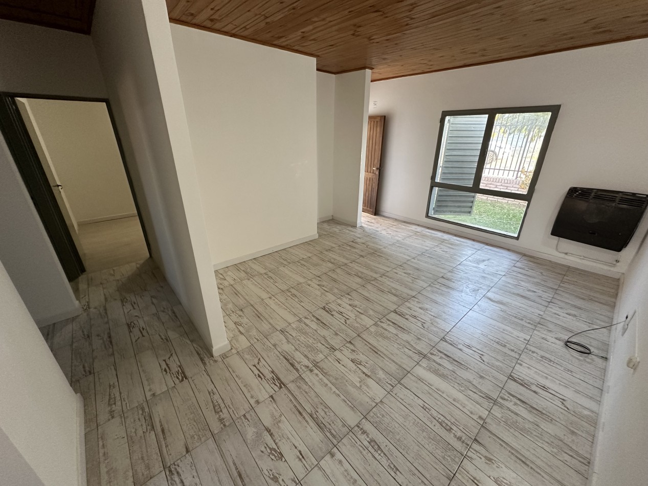 CASA 2 DORMITORIOS CON PATIO Y ENTRADA VEHICULAR BARRIO LA COLINA