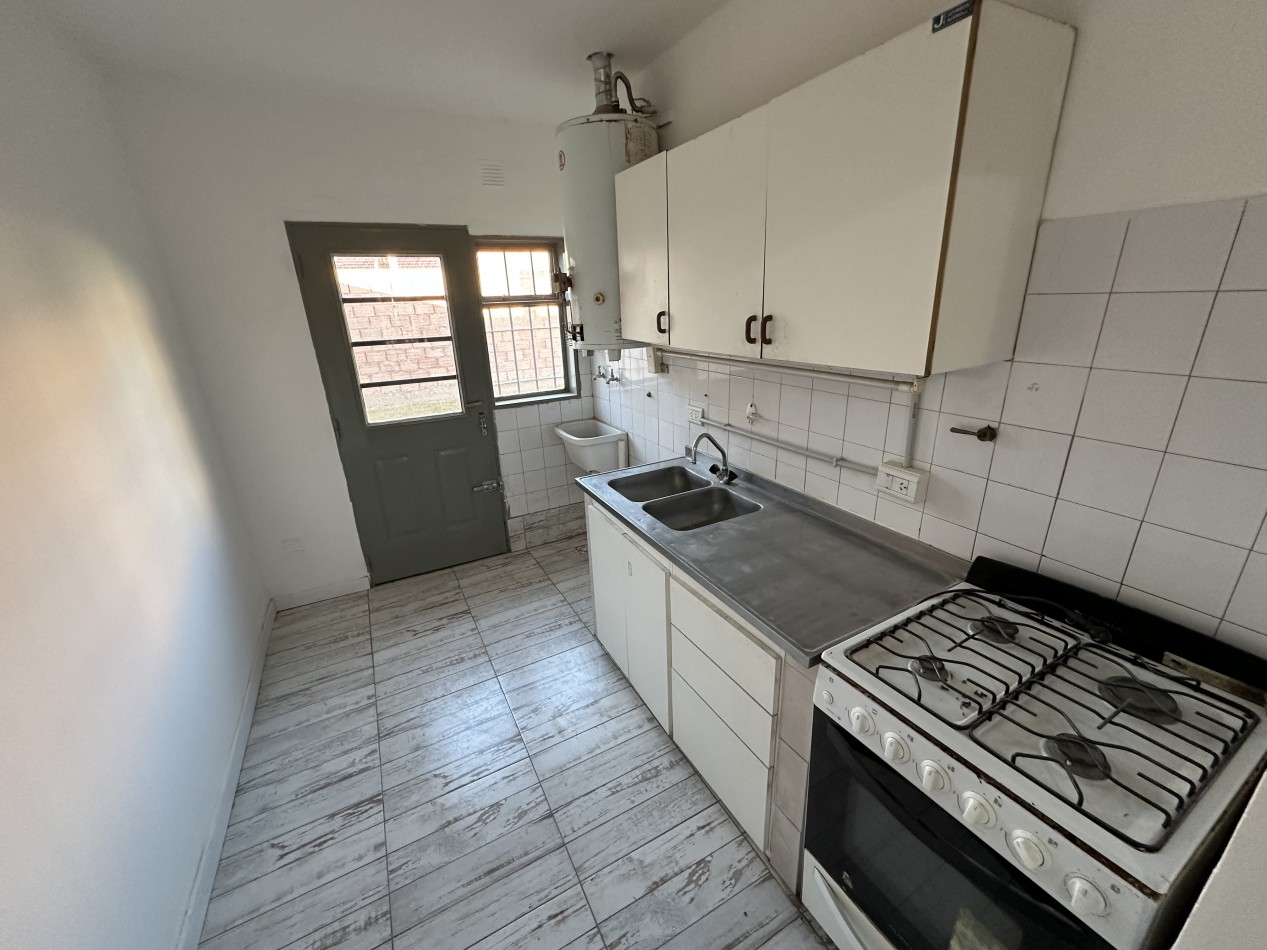 CASA 2 DORMITORIOS CON PATIO Y ENTRADA VEHICULAR BARRIO LA COLINA