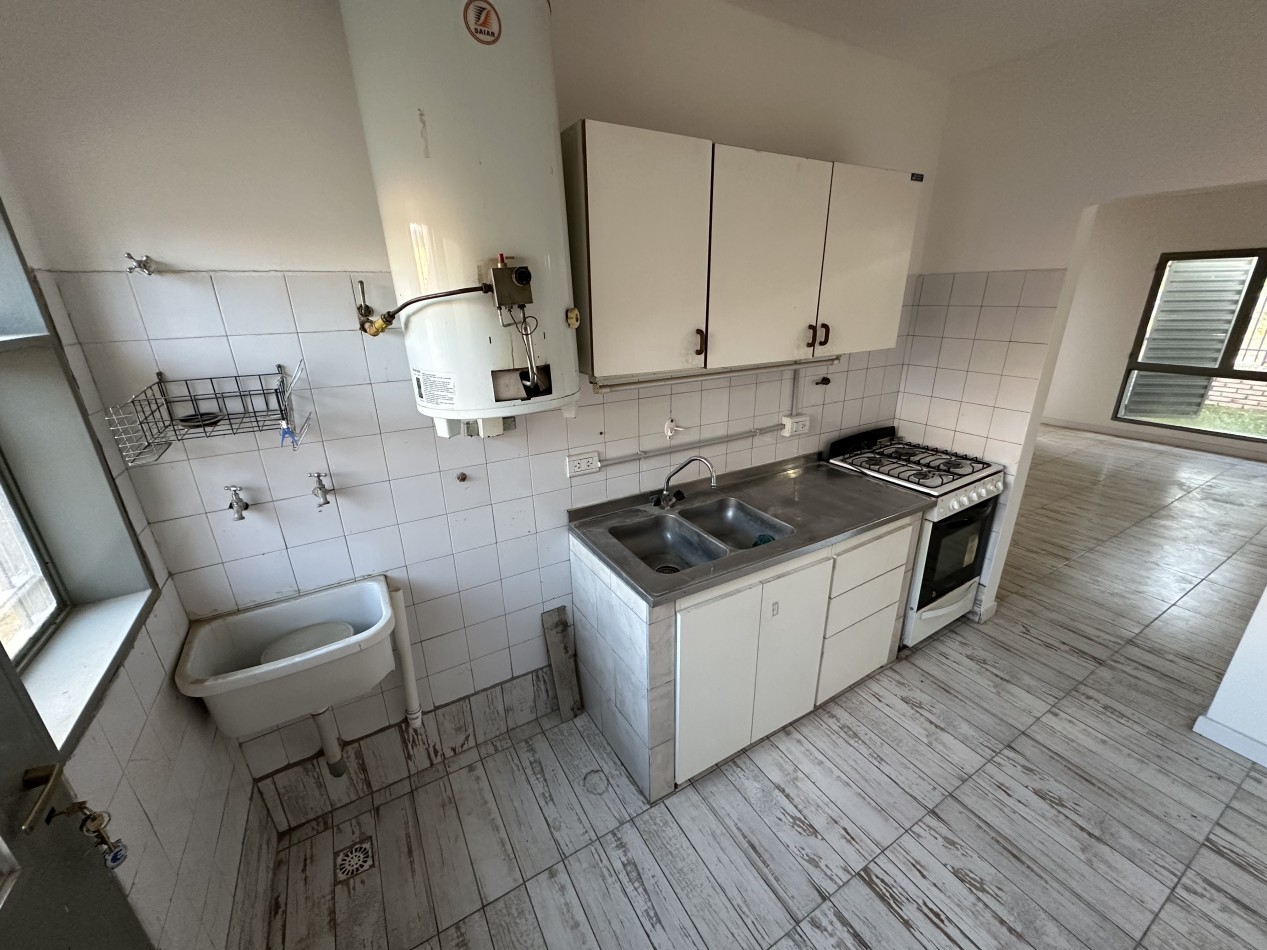 CASA 2 DORMITORIOS CON PATIO Y ENTRADA VEHICULAR BARRIO LA COLINA