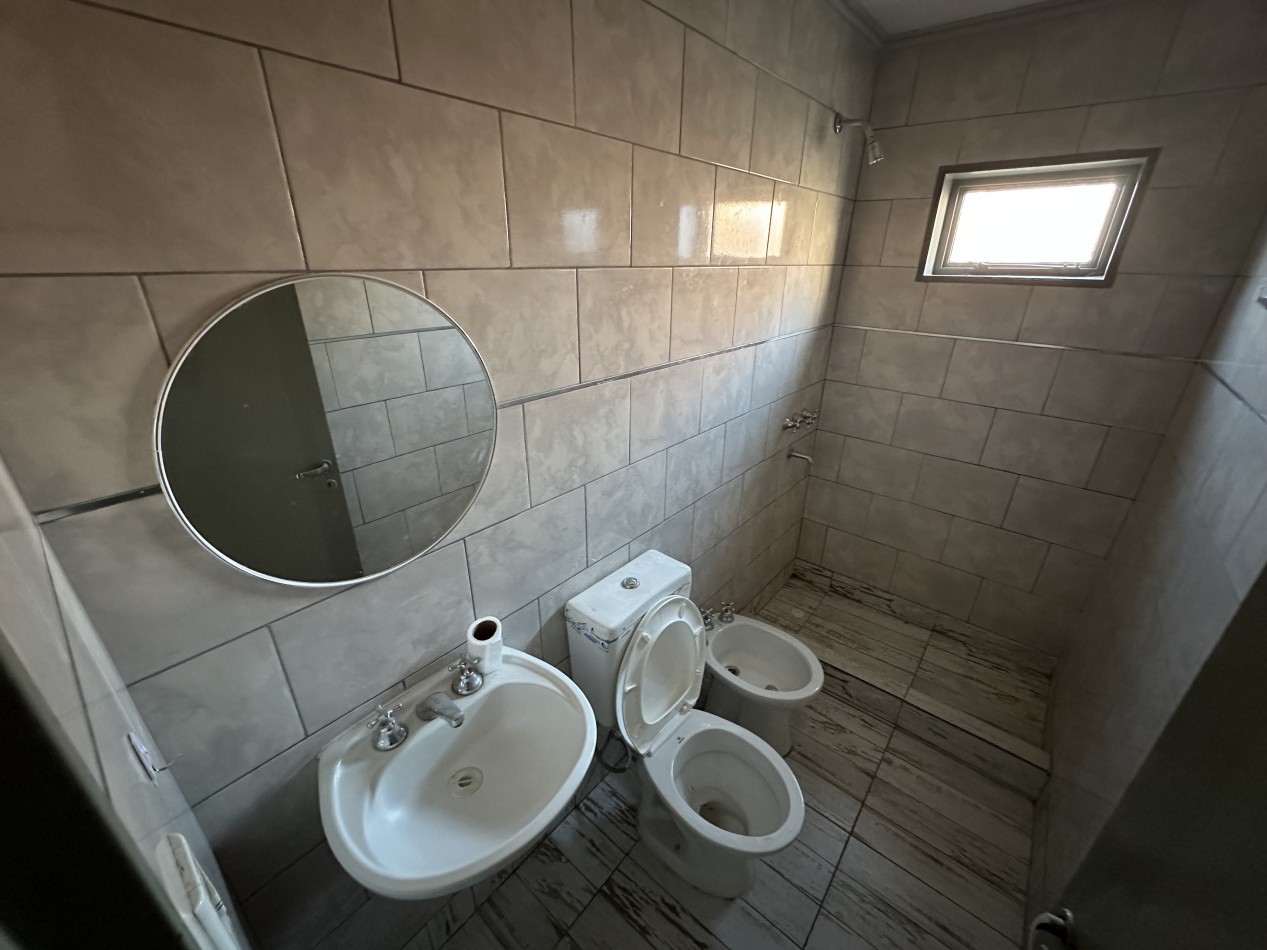 CASA 2 DORMITORIOS CON PATIO Y ENTRADA VEHICULAR BARRIO LA COLINA