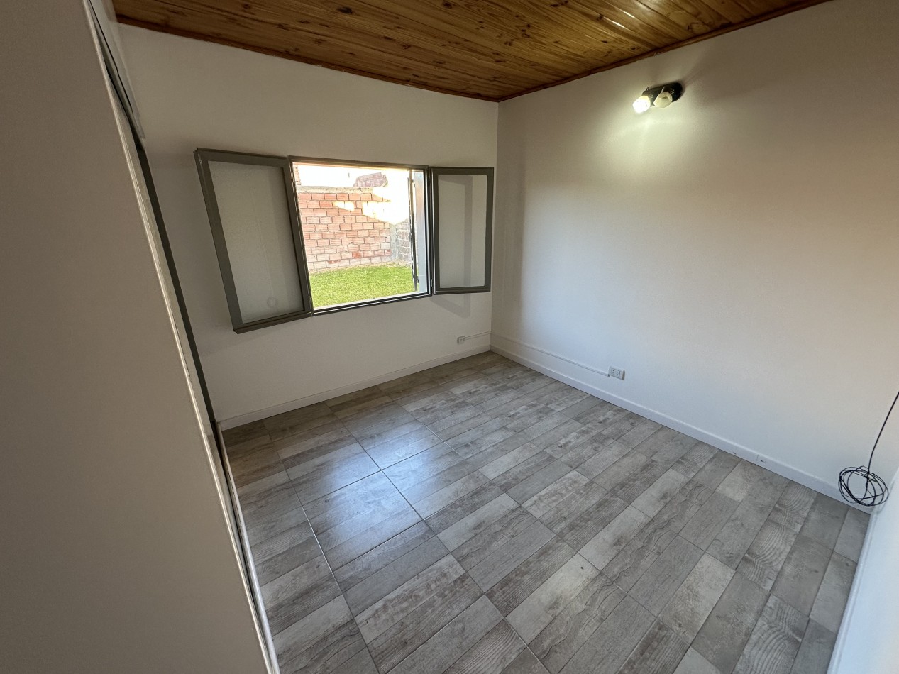 CASA 2 DORMITORIOS CON PATIO Y ENTRADA VEHICULAR BARRIO LA COLINA