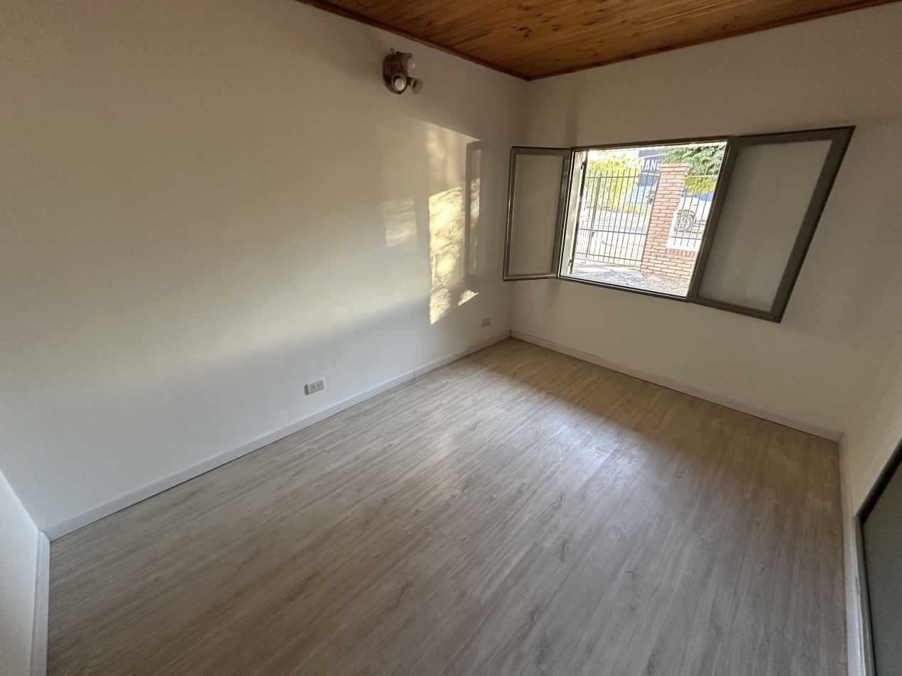 CASA 2 DORMITORIOS CON PATIO Y ENTRADA VEHICULAR BARRIO LA COLINA