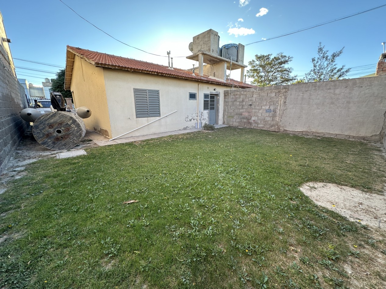 CASA 2 DORMITORIOS CON PATIO Y ENTRADA VEHICULAR BARRIO LA COLINA