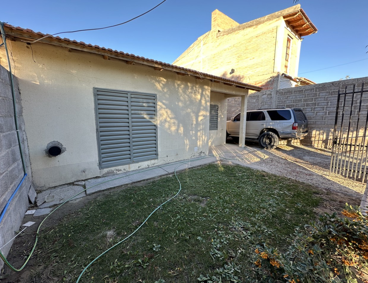 CASA 2 DORMITORIOS CON PATIO Y ENTRADA VEHICULAR BARRIO LA COLINA