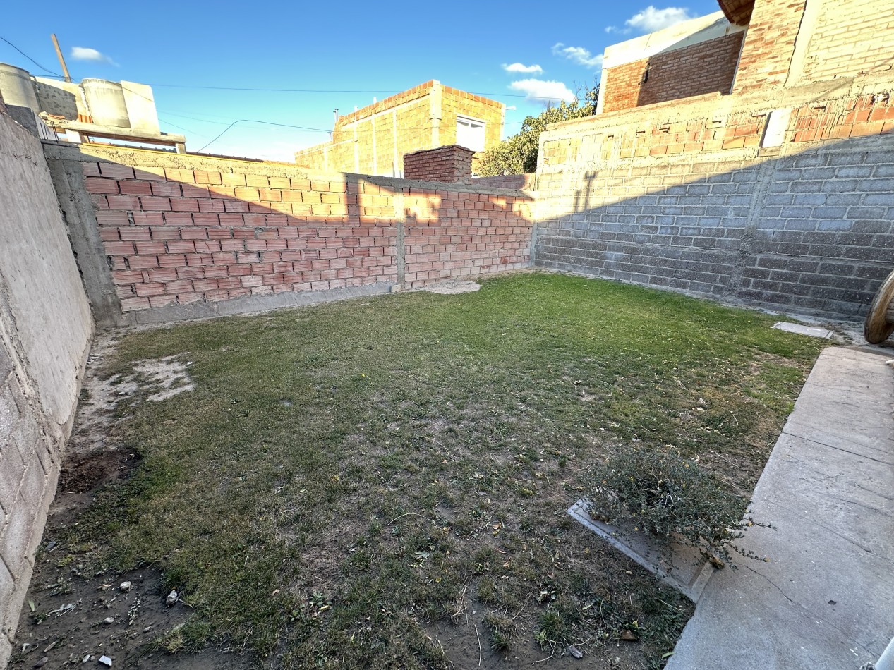 CASA 2 DORMITORIOS CON PATIO Y ENTRADA VEHICULAR BARRIO LA COLINA