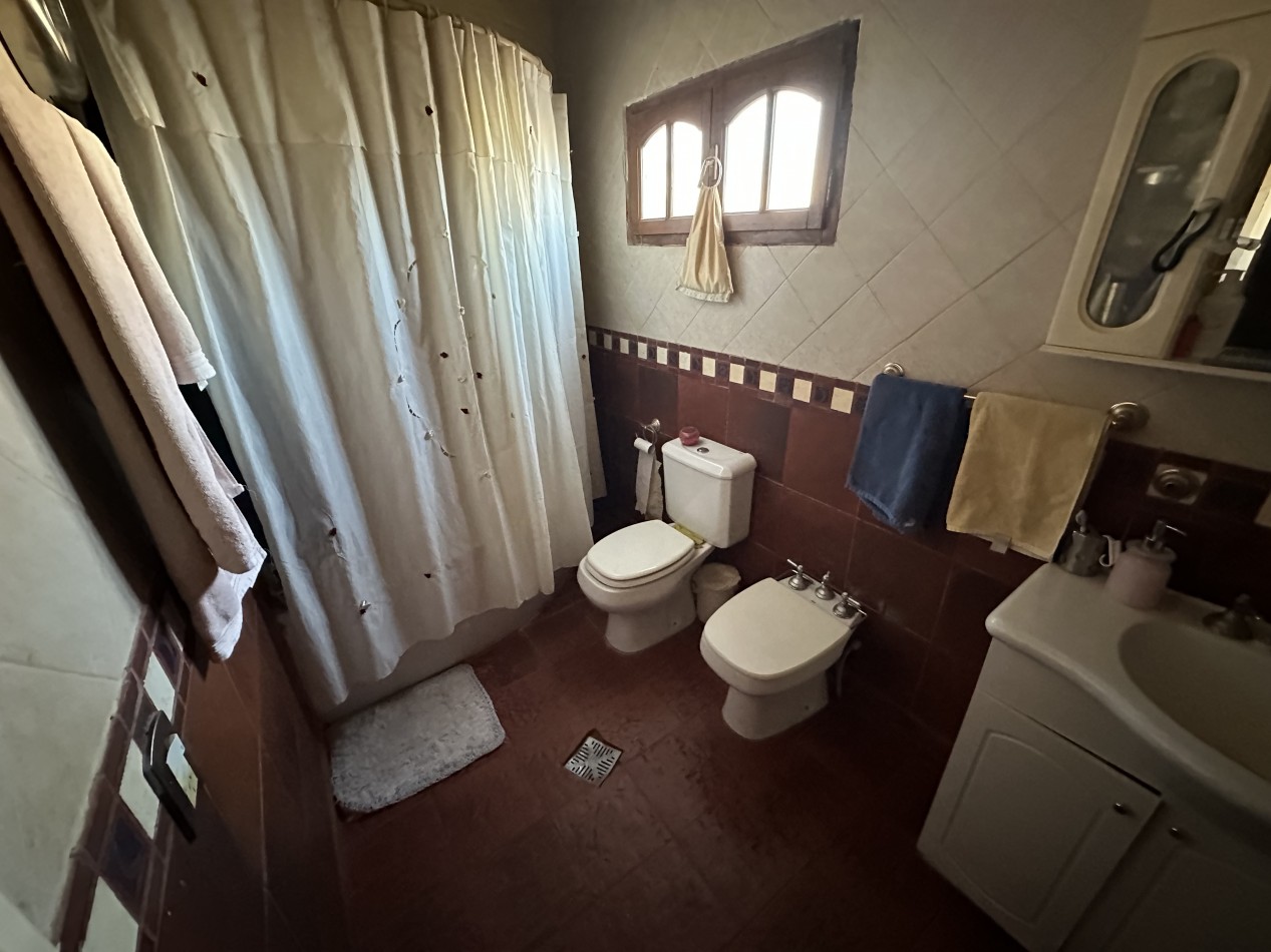 CASA 3 DORMITORIOS EN BARRIO LA COLINA 