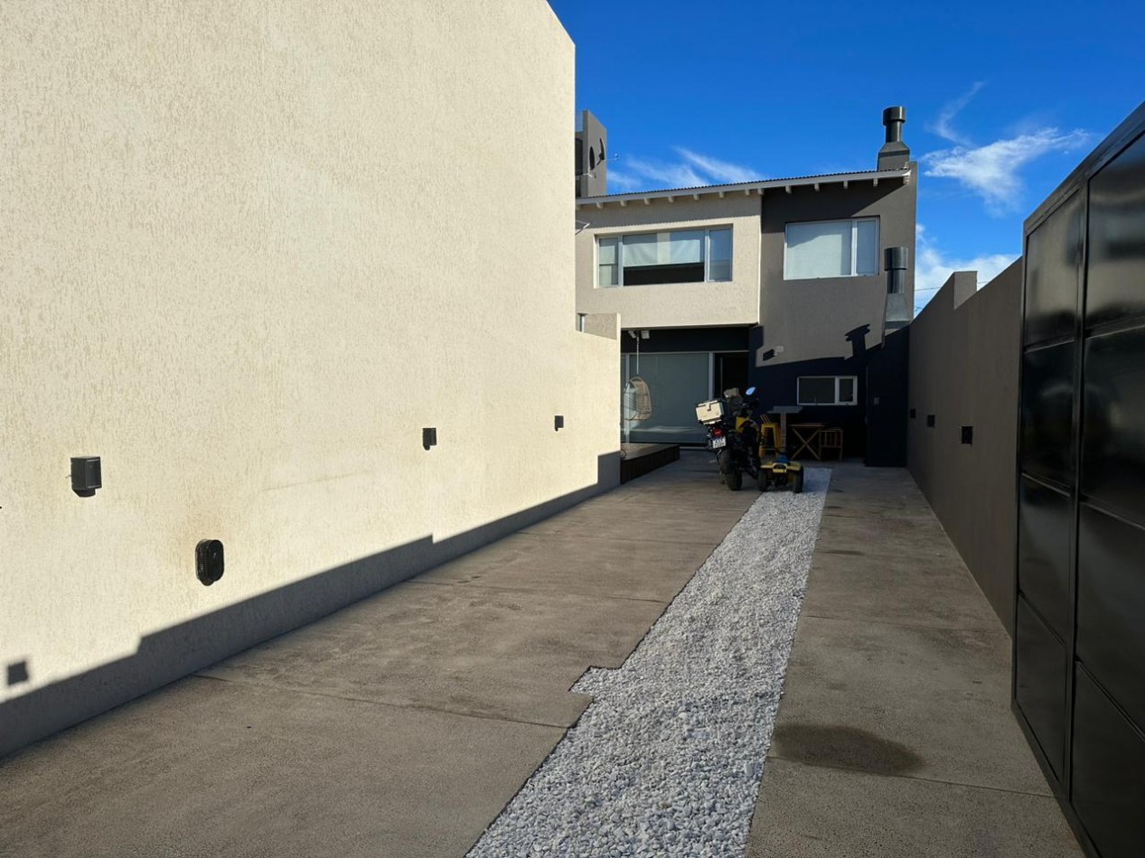 CASA 3 DORMITORIOS CON COCHERA Y PILETA 