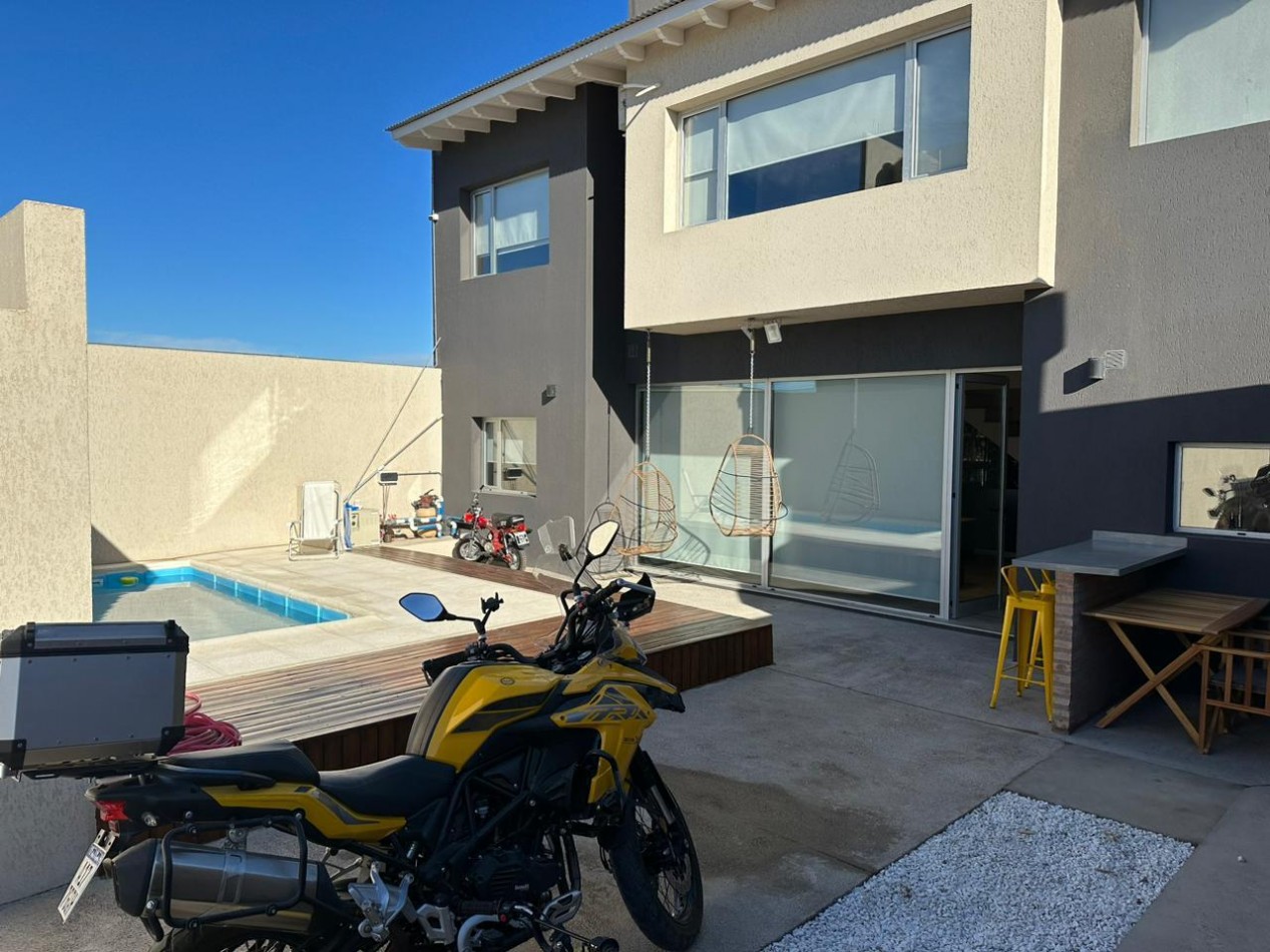 CASA 3 DORMITORIOS CON COCHERA Y PILETA 