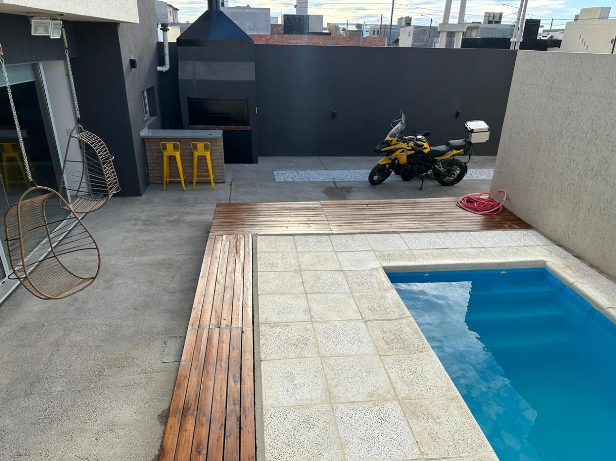 CASA 3 DORMITORIOS CON COCHERA Y PILETA 