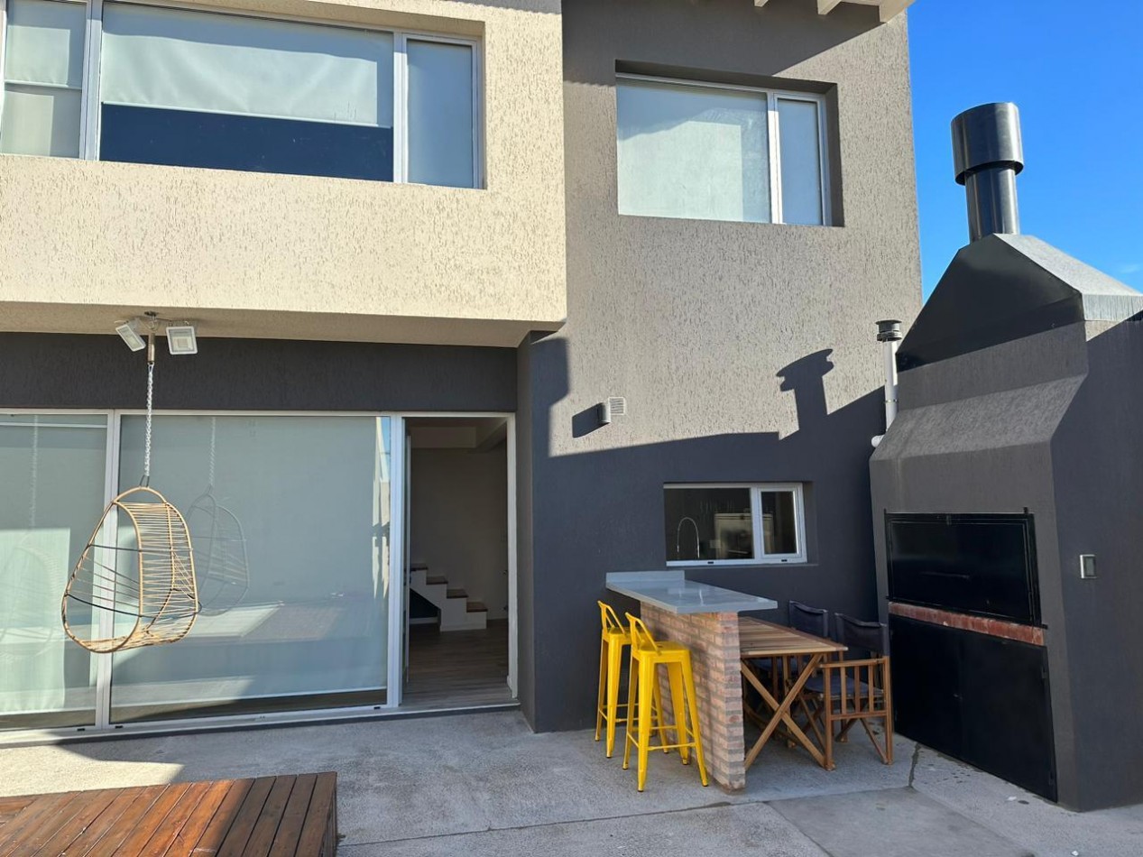 CASA 3 DORMITORIOS CON COCHERA Y PILETA 