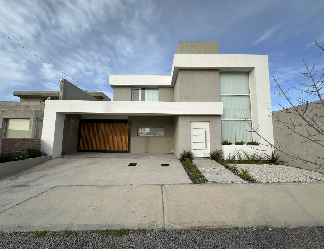 CASA DE 2 DORMITORIOS CON PATIO, QUINCHO Y PILETA 