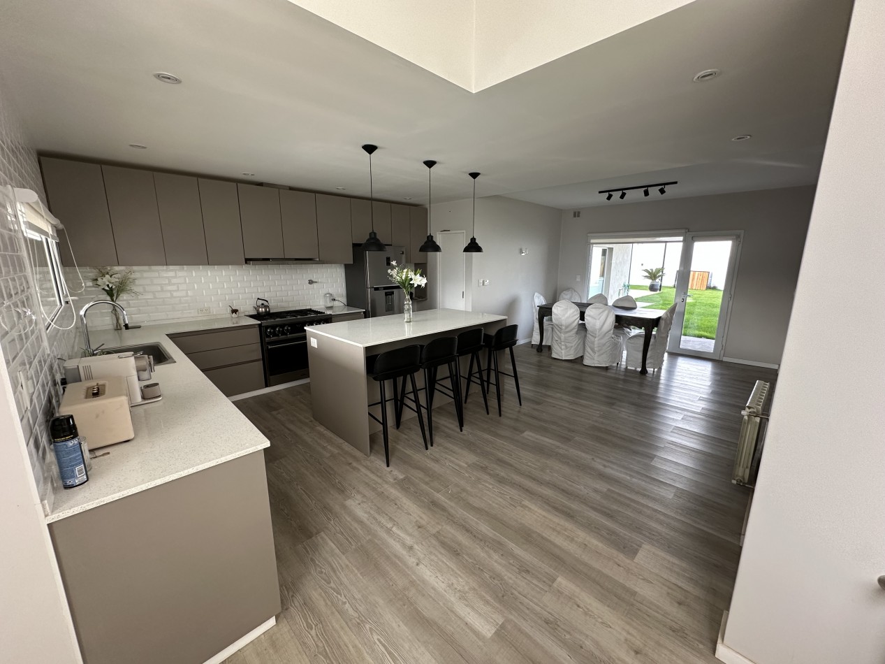 CASA DE 2 DORMITORIOS CON PATIO, QUINCHO Y PILETA 