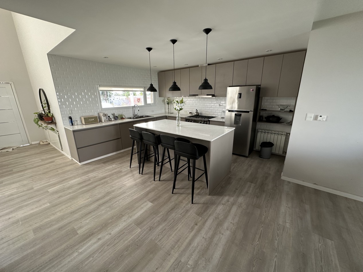 CASA DE 2 DORMITORIOS CON PATIO, QUINCHO Y PILETA 