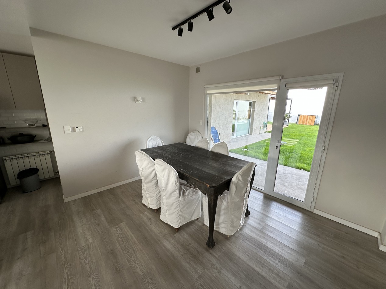 CASA DE 2 DORMITORIOS CON PATIO, QUINCHO Y PILETA 