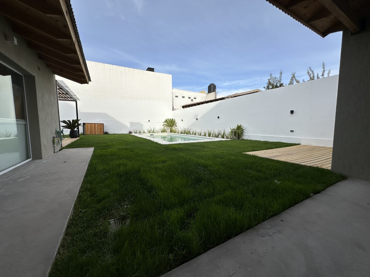 CASA DE 2 DORMITORIOS CON PATIO, QUINCHO Y PILETA 