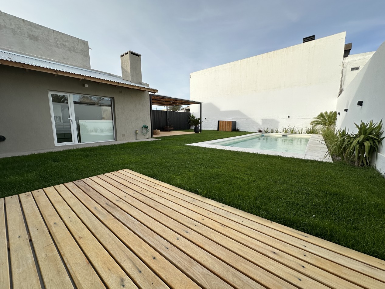 CASA DE 2 DORMITORIOS CON PATIO, QUINCHO Y PILETA 