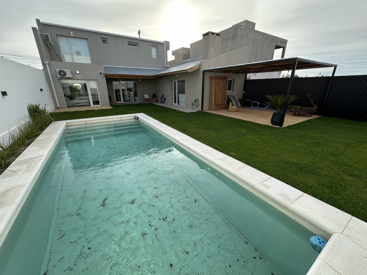 CASA DE 2 DORMITORIOS CON PATIO, QUINCHO Y PILETA 