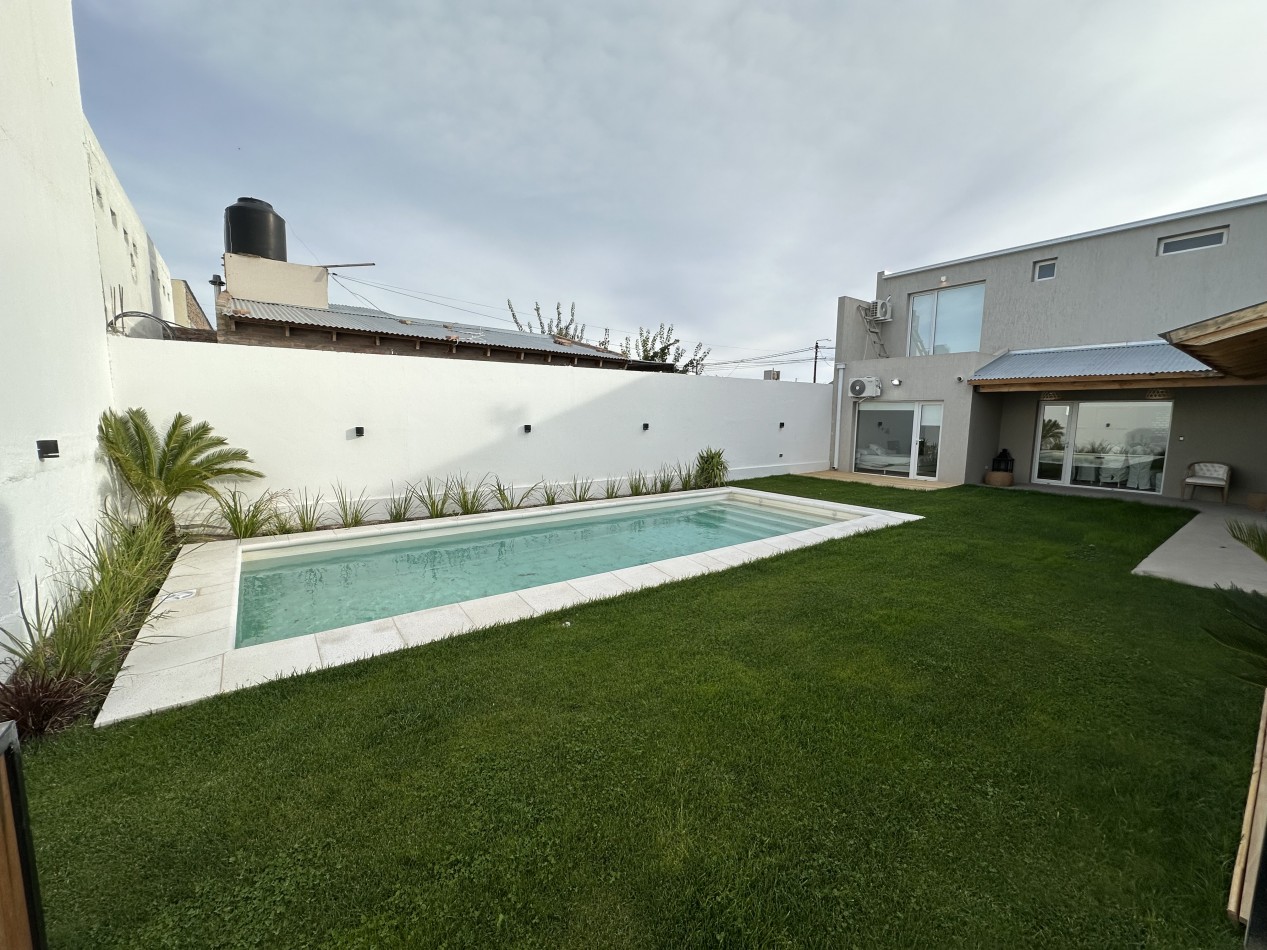 CASA DE 2 DORMITORIOS CON PATIO, QUINCHO Y PILETA 