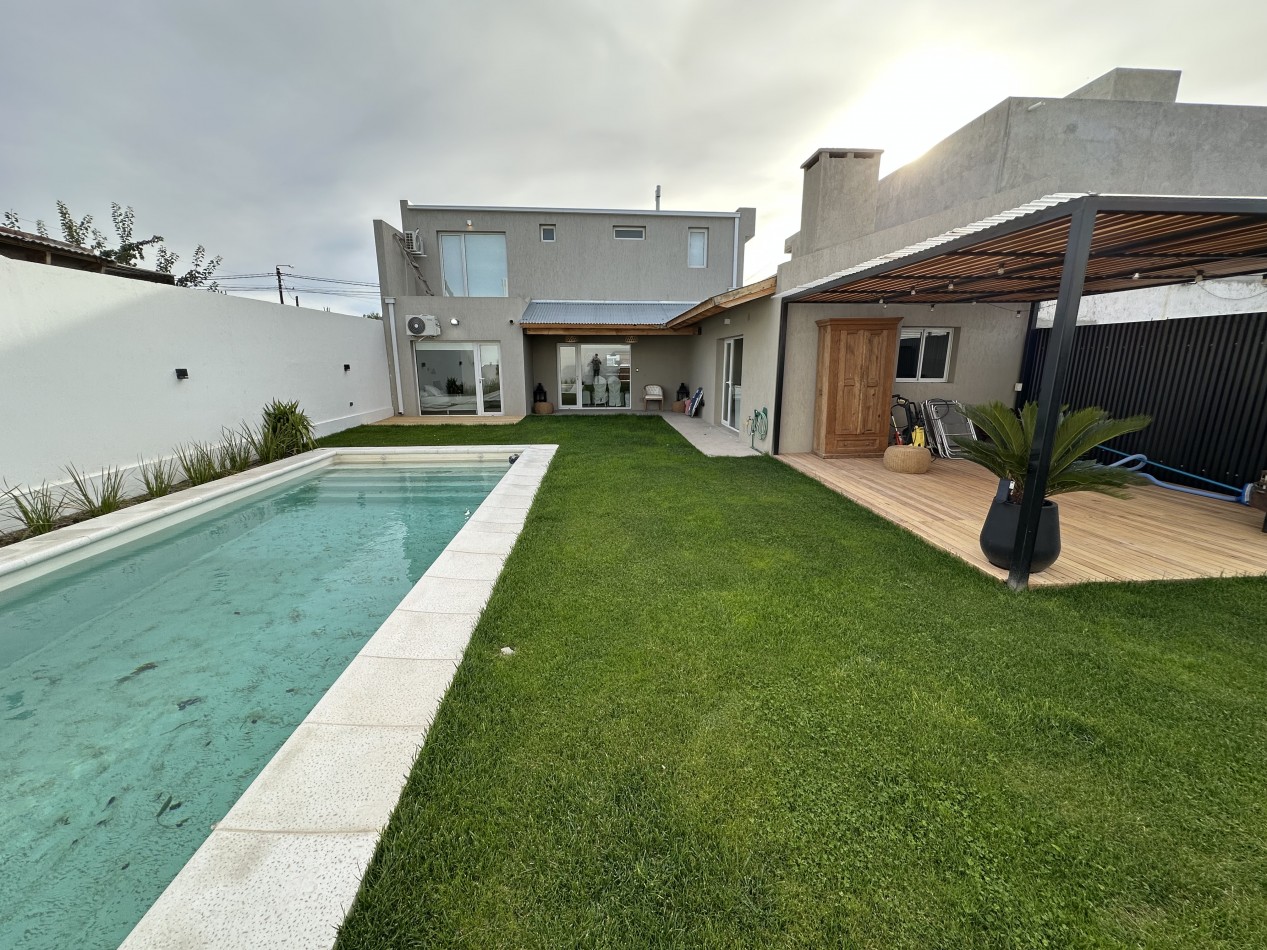 CASA DE 2 DORMITORIOS CON PATIO, QUINCHO Y PILETA 