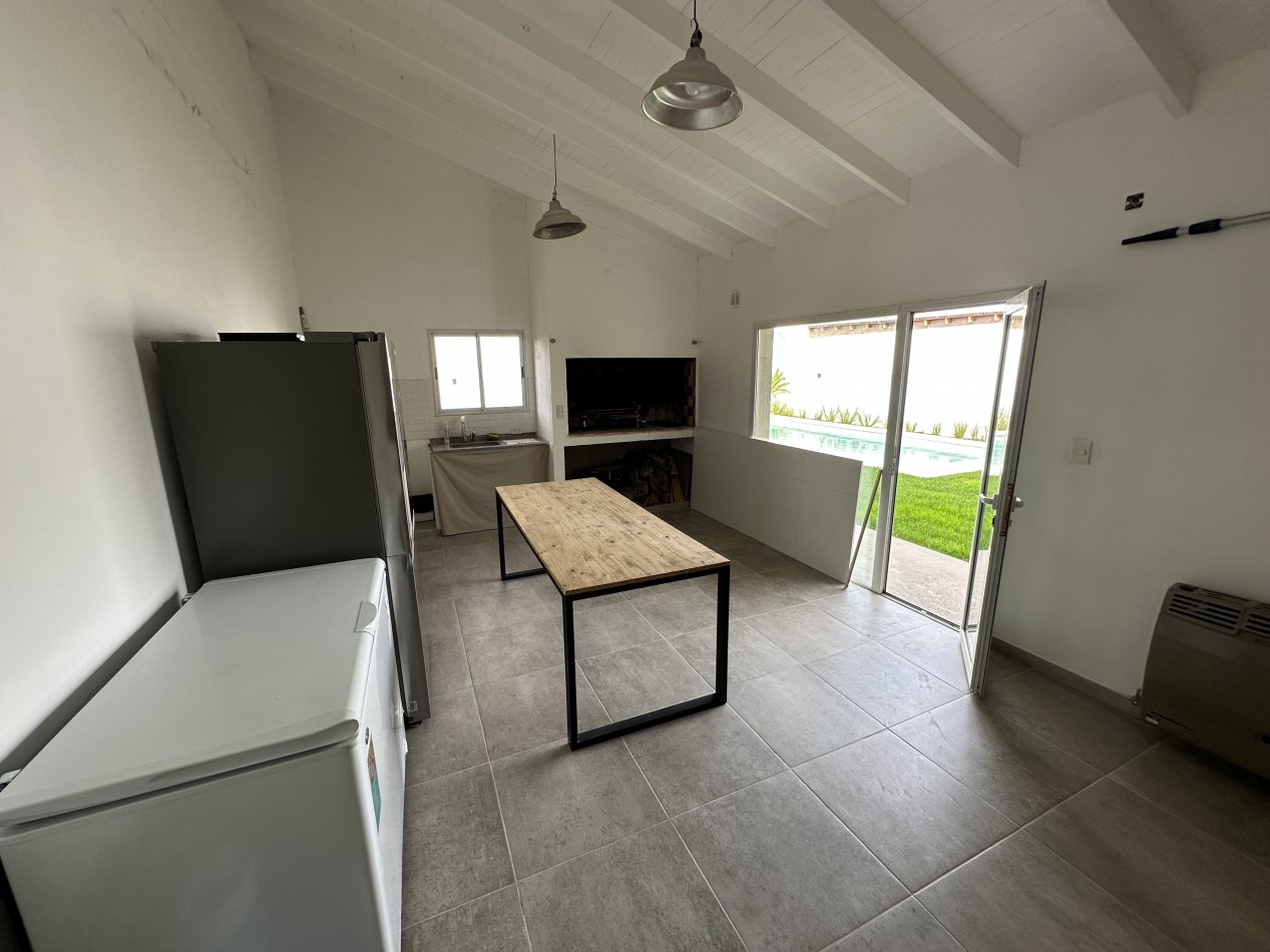 CASA DE 2 DORMITORIOS CON PATIO, QUINCHO Y PILETA 