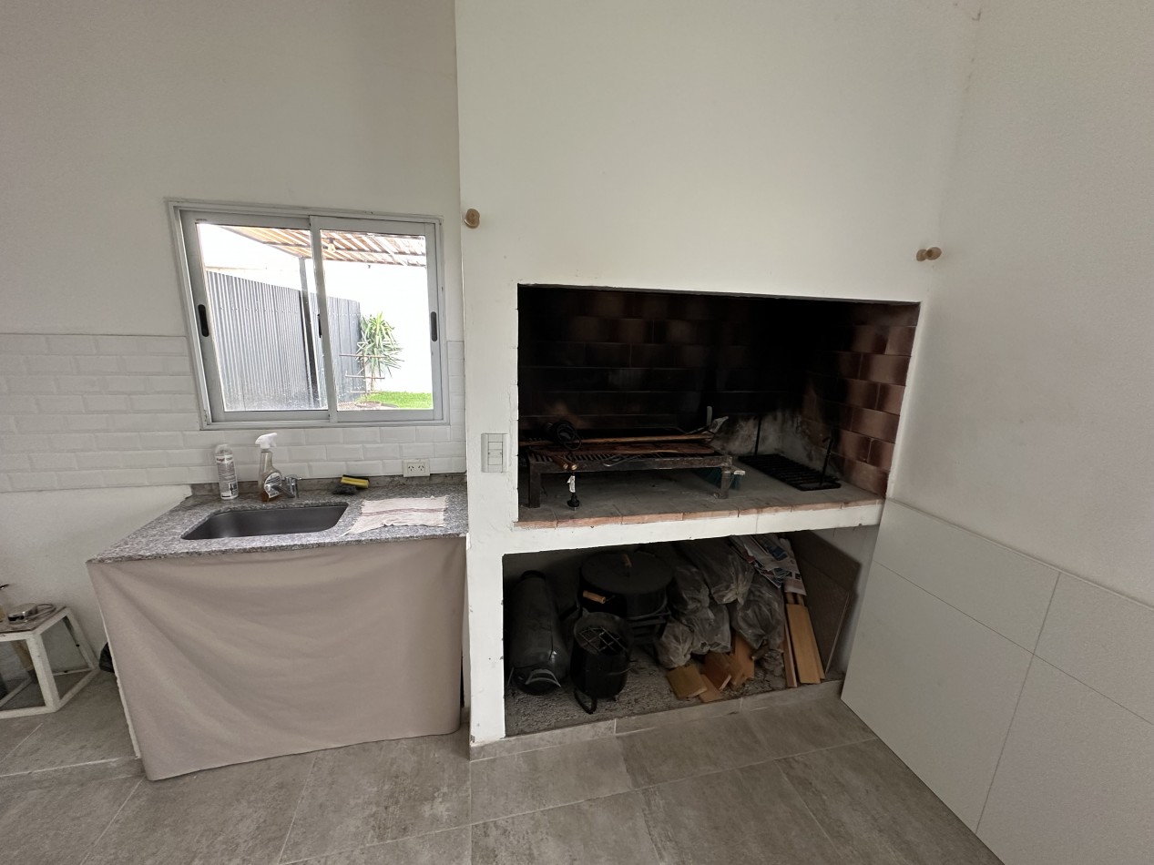 CASA DE 2 DORMITORIOS CON PATIO, QUINCHO Y PILETA 