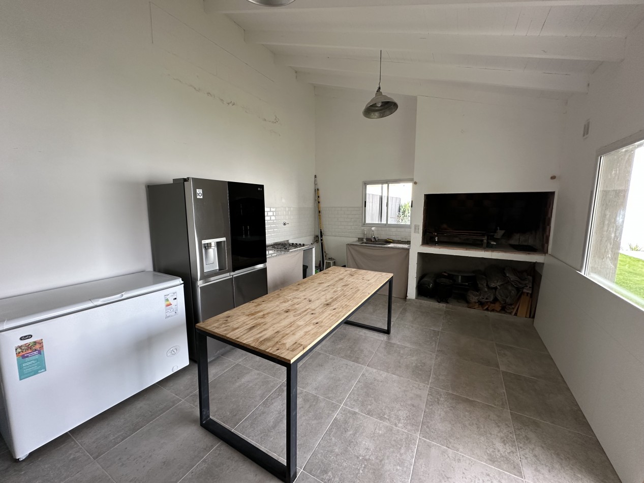 CASA DE 2 DORMITORIOS CON PATIO, QUINCHO Y PILETA 