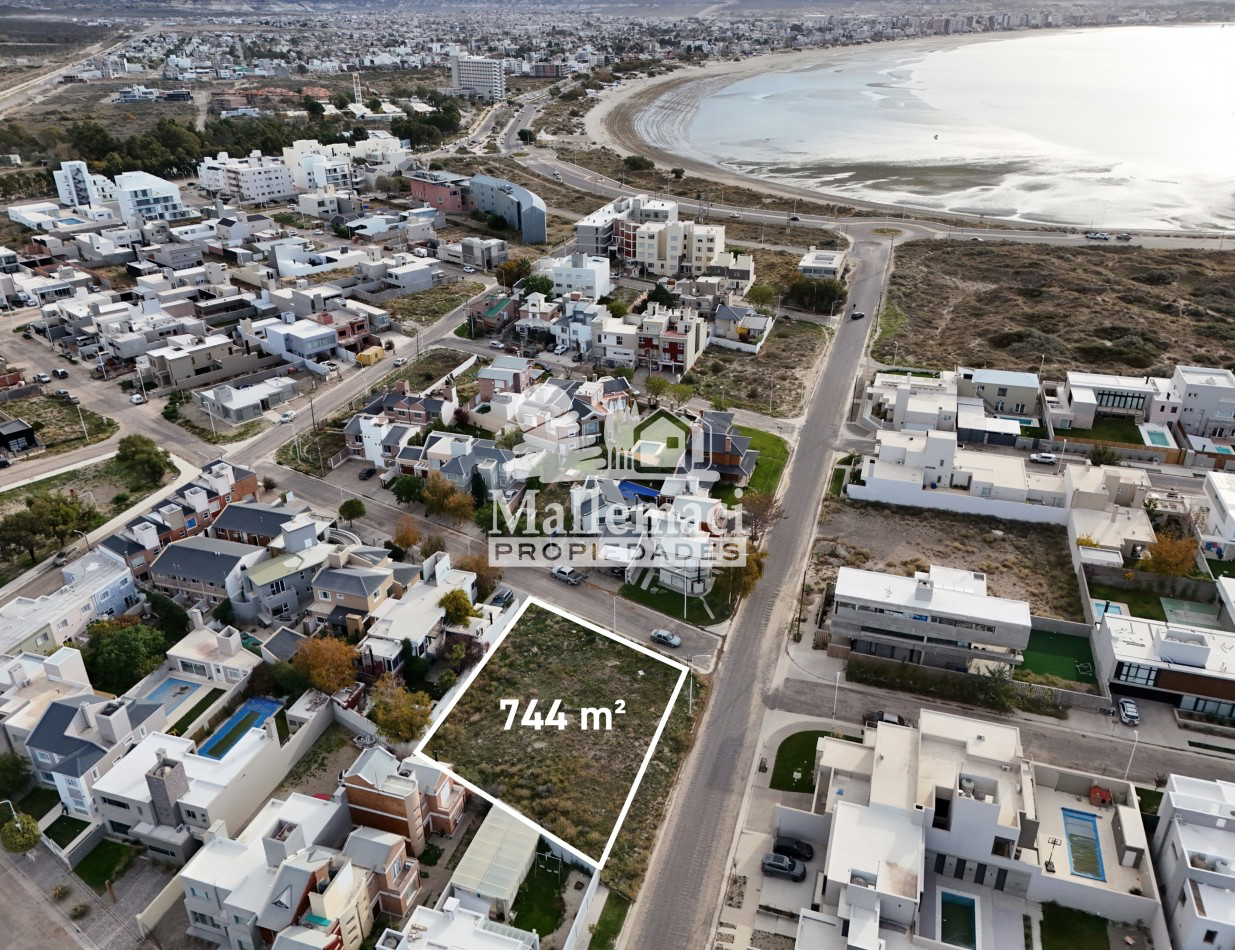 OPORTUNIDAD UNICA - LOTE EN ESQUINA 744 M² EN EXCLUSIVA ZONA DE LA CIUDAD  