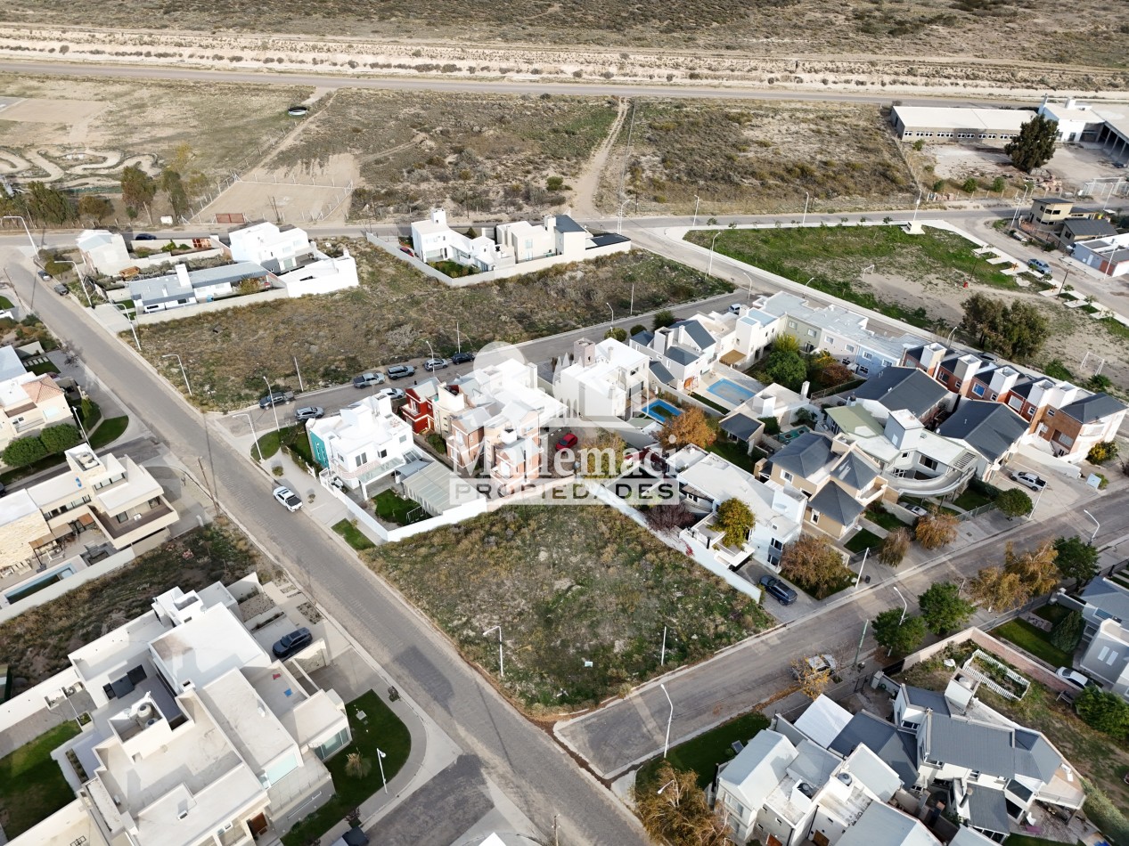 OPORTUNIDAD UNICA - LOTE EN ESQUINA 744 M² EN EXCLUSIVA ZONA DE LA CIUDAD  