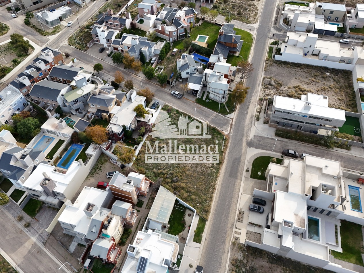 OPORTUNIDAD UNICA - LOTE EN ESQUINA 744 M² EN EXCLUSIVA ZONA DE LA CIUDAD  