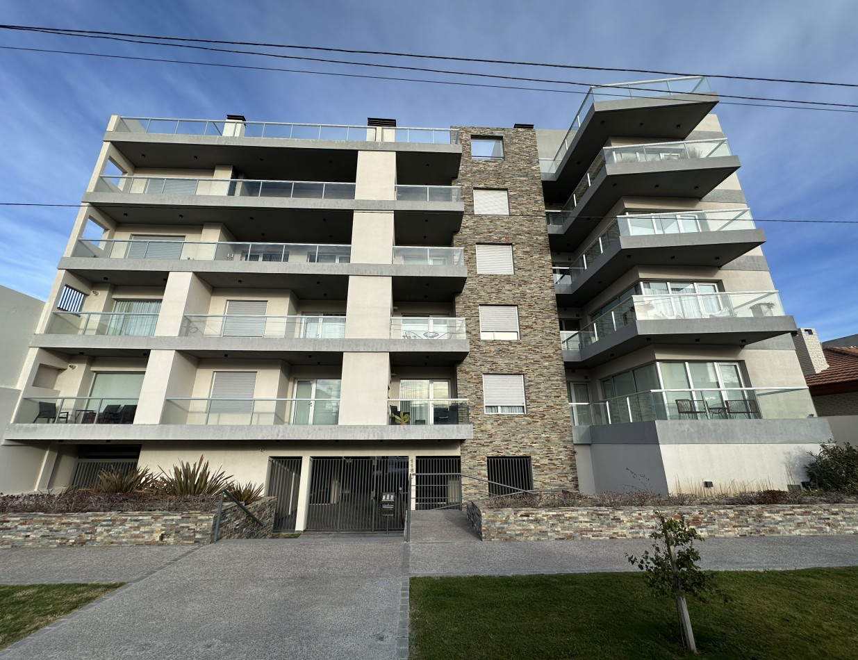 ESPECTACULAR PISO DE CATEGORIA A METROS DEL MAR