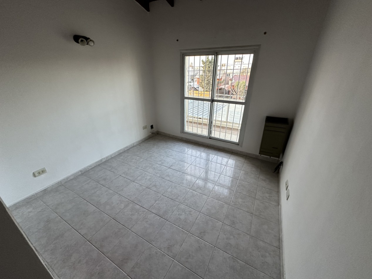 DUPLEX 2 DORMITORIOS CON COCHERA Y PATIO EN ZONA SUR