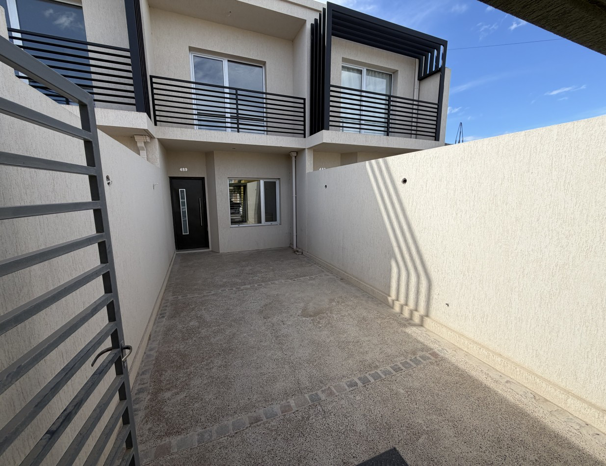 DUPLEX A ESTRENAR EN BARRIO SUR CON PATIO Y COCHERA 