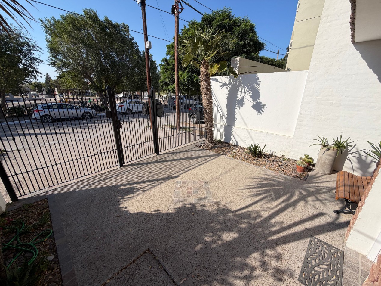 DUPLEX DE 3 HABITACIONES Y PATIO CON PARRILLA EN BARRIO SUR