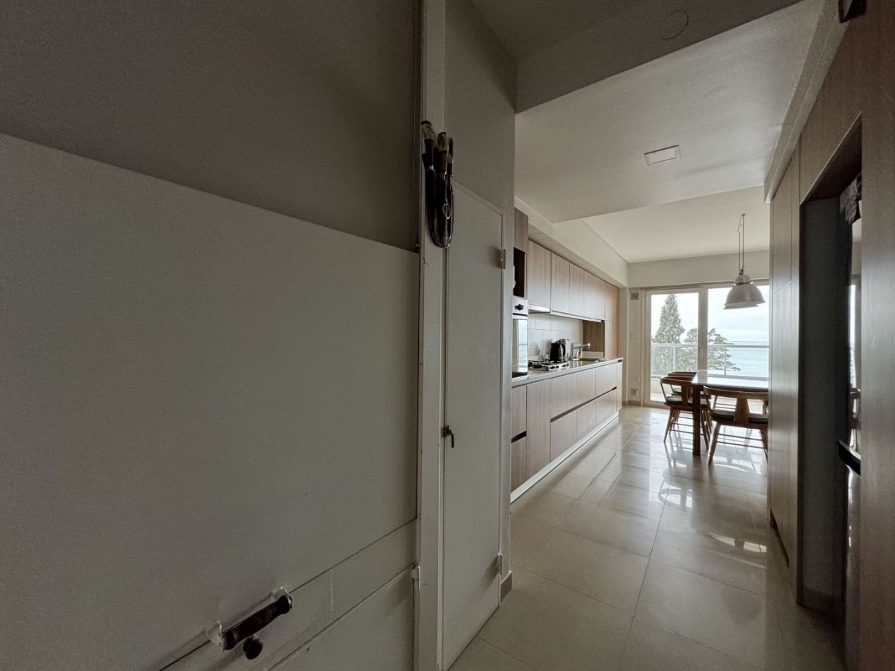 DEPTO DE CATEGORIA FRENTE AL MAR DE 2 DORMITORIOS CON COCHERA 